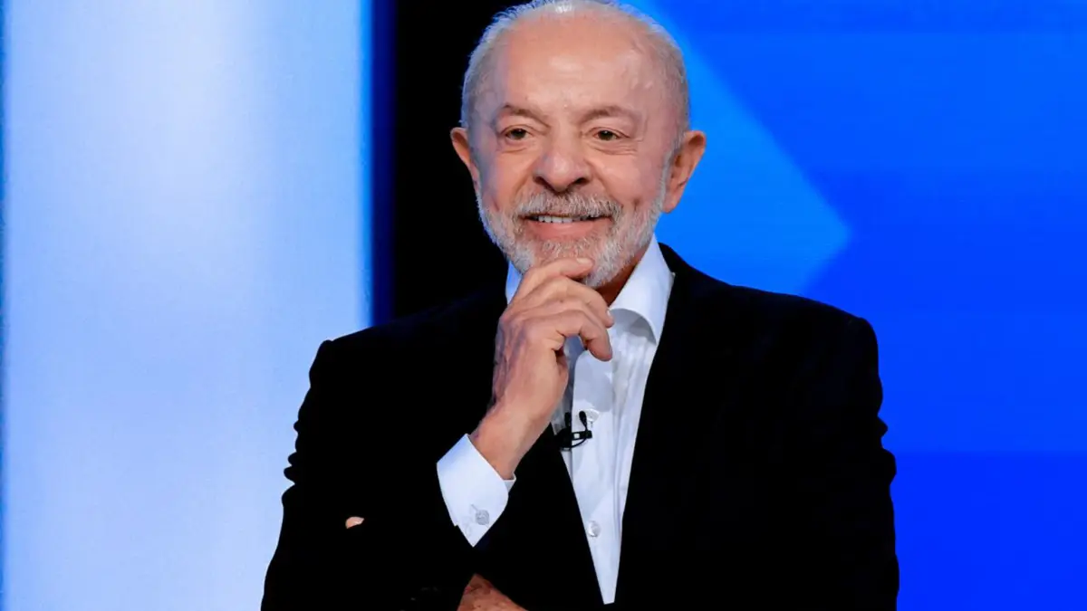 Lula com a mão no queixo