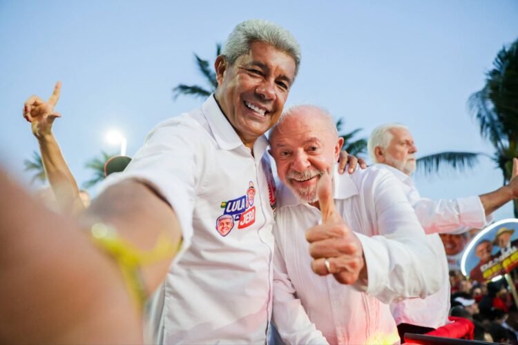 Lula e Jerônimo Rodrigues abraçados