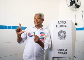 Jerônimo Rodrigues vota em Salvador