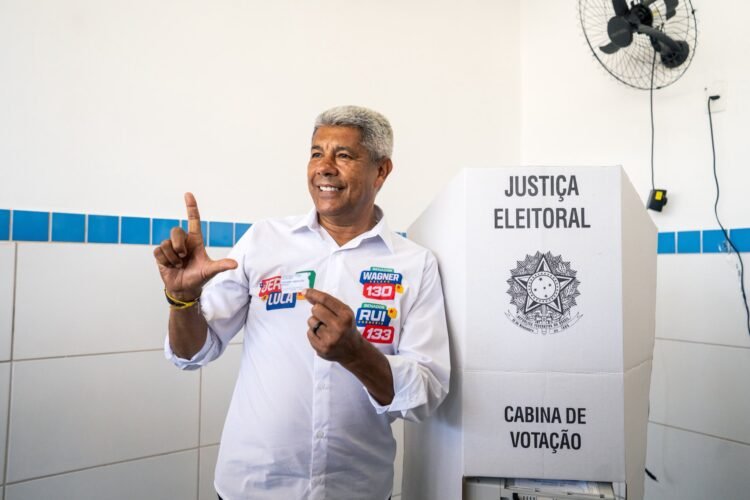 Jerônimo Rodrigues vota em Salvador