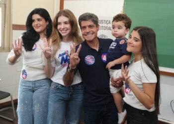 acm neto vota em salvador, ao lado da família