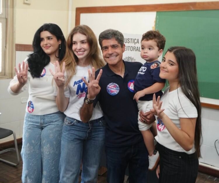 acm neto vota em salvador, ao lado da família
