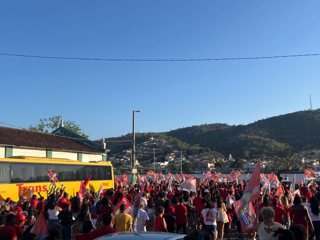 manifestantes nas ruas de Cachoeira em ato pró-Lula