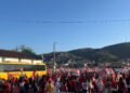 manifestantes nas ruas de Cachoeira em ato pró-Lula