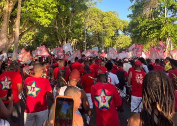 manifestantes nas ruas de Cachoeira em ato pró-Lula