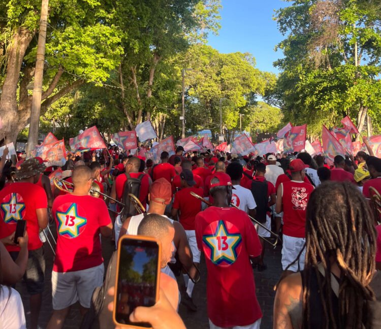manifestantes nas ruas de Cachoeira em ato pró-Lula