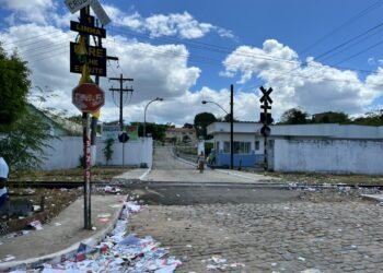 frente do Instituto Federal da Bahia (IFBA) em dia de votação em Santo Amaro. chão com muitos 'santinhos' de candidatos