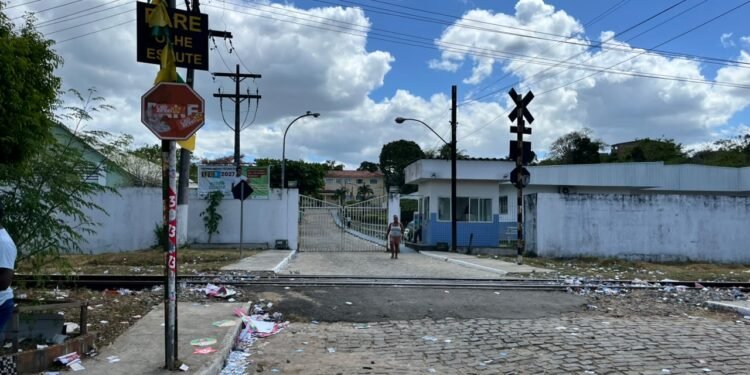 frente do Instituto Federal da Bahia (IFBA) em dia de votação em Santo Amaro. chão com muitos 'santinhos' de candidatos