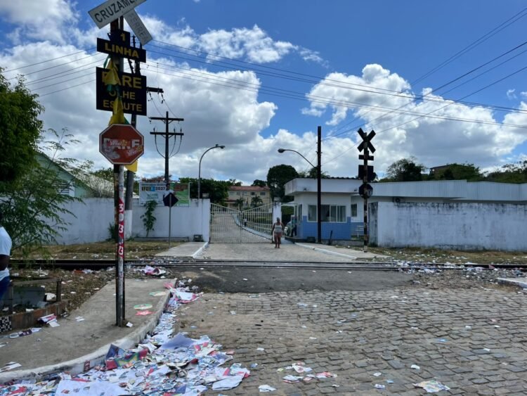 frente do Instituto Federal da Bahia (IFBA) em dia de votação em Santo Amaro. chão com muitos 'santinhos' de candidatos