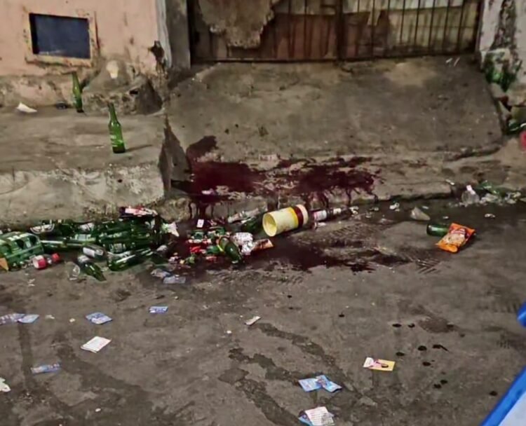 Tiroteio em festa paredão deixa dois feridos em Santo Amaro 1 rua cheia de garrafas de cervejas no chão com manchas de sangue após tiroteio em festa paredão em Santo Amaro