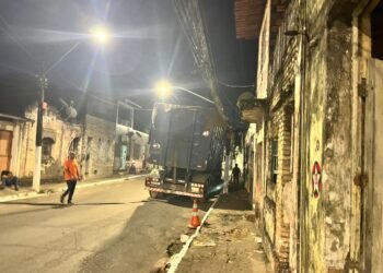 caminhão danifica poste em Santo Amaro
