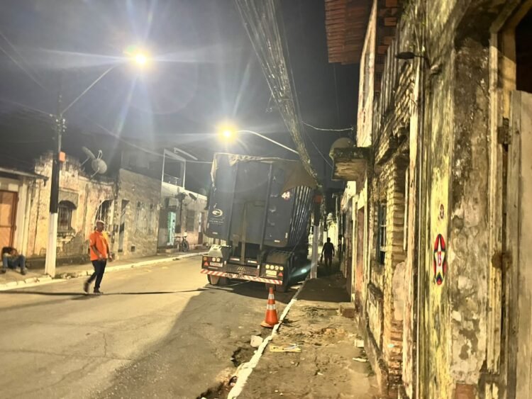 Caminhão bate em poste na Avenida Ruy Barbosa em Santo Amaro 1 caminhão danifica poste em Santo Amaro