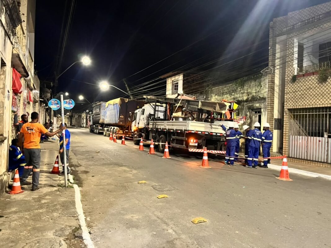 Caminhão bate em poste na Avenida Ruy Barbosa em Santo Amaro 2 equipe da Coelba no local do incidente do caminhão com poste, em Santo Amaro