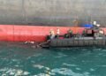 barco da Polícia Federal com policiais interceptando navio de cargas
