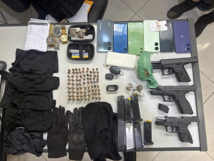 PM apreende armas e drogas e detém cinco suspeitos em Castro Alves 1 armas e munições apreendidas em Castro ALves