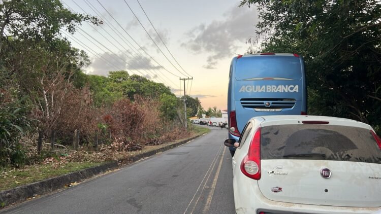 Retorno das praias de Saubara tem trânsito parado