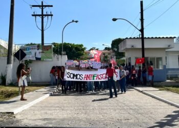 Alunos concentrados no Campus do IFBA, em Santo Amaro, para participarem da manifestação em apoio a reeleição do presidente Lula e em defesa da educação pública federal.