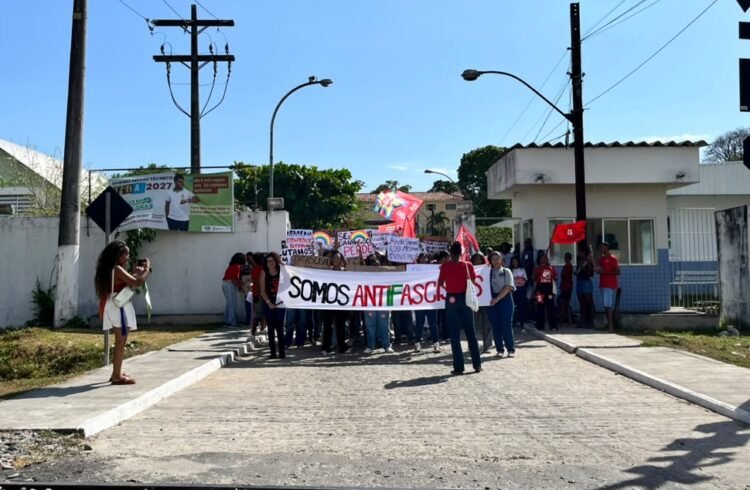 Estudantes do IFBA e da UFRB fazem caminhada em defesa da educação pública em Santo Amaro 5 Alunos concentrados no Campus do IFBA, em Santo Amaro, para participarem da manifestação em apoio a reeleição do presidente Lula e em defesa da educação pública federal.