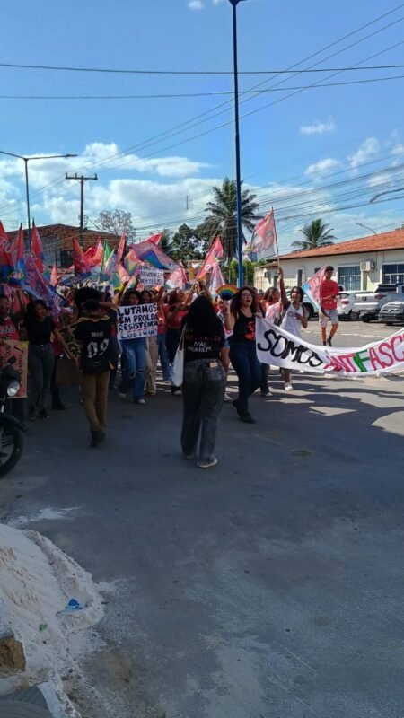 Estudantes do IFBA e da UFRB fazem caminhada em defesa da educação pública em Santo Amaro 6 alunos nas ruas em manifestação pró-lula