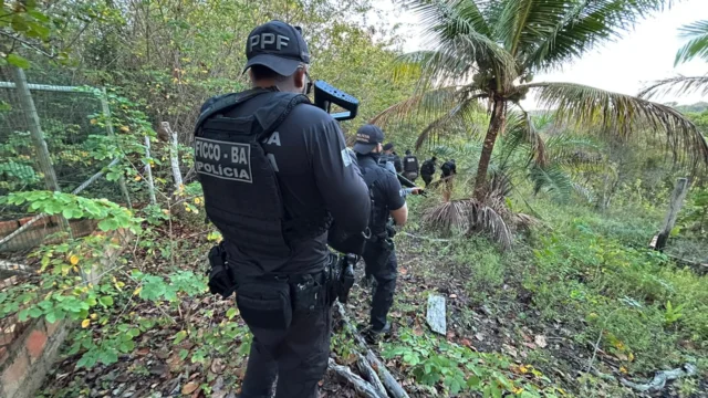 policiais na mata