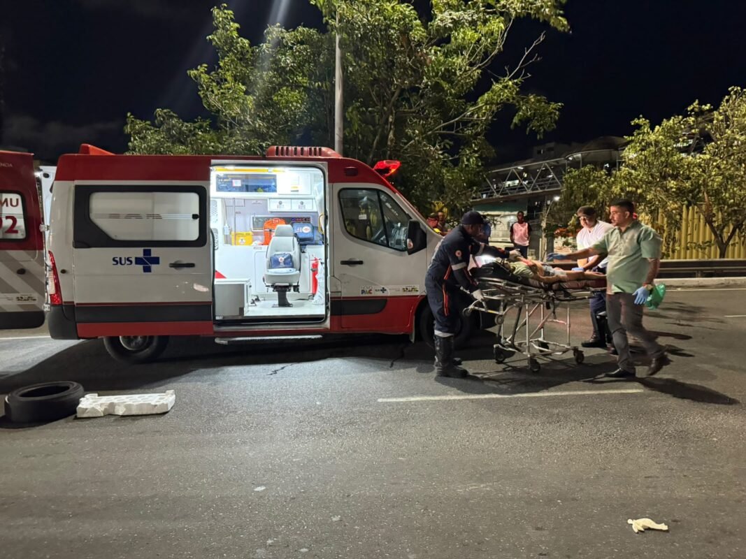 Mulher sofre fratura exposta após ser atropelada na Caixa d’Água, em Salvador 3 ambulância do samu prestando atendimento à senhora em Salvador
