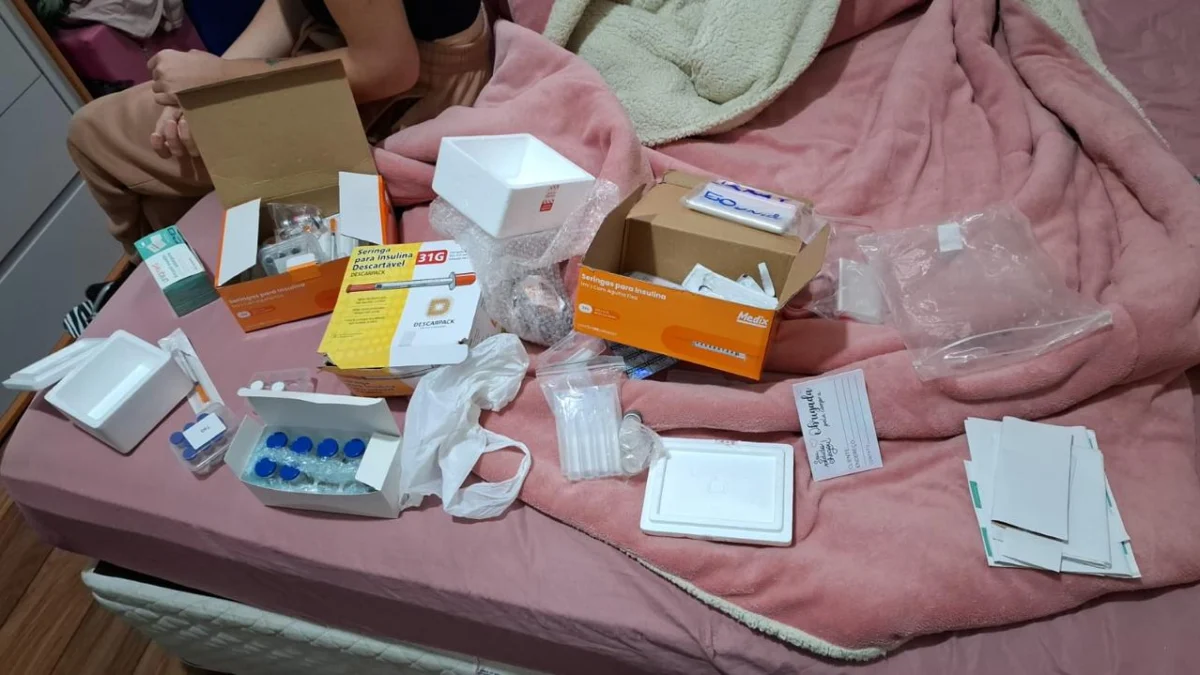 medicamentos espalhados em uma cama