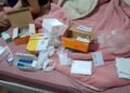 medicamentos espalhados em uma cama