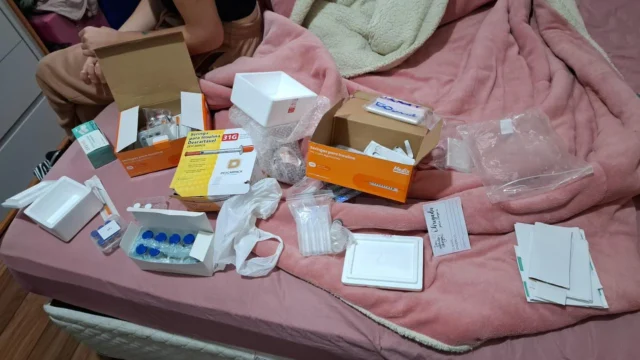 medicamentos espalhados em uma cama