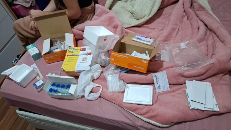 medicamentos espalhados em uma cama