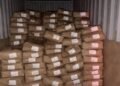Polícias recuperam R$ 500 mil em cacau roubado e perseguem suspeitos 2 carga de cacau em pó recuperada pela polícia na Bahia