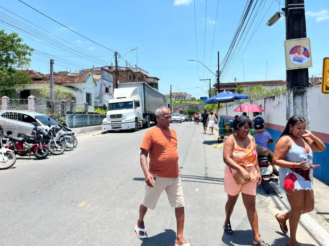 Santo Amaro tem votação sem filas nos principais colégios eleitorais; até o momento, apenas 1 urna foi substituída pelo TRE-BA 1 pessoas indo votar nas Eleições 2026 em Santo Amaro