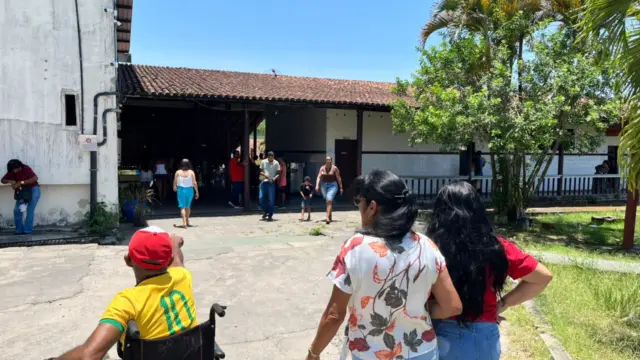pessoas indo votar nas Eleições 2026 em Santo Amaro