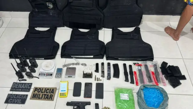 coletes a prova de bala e munições apreendidas