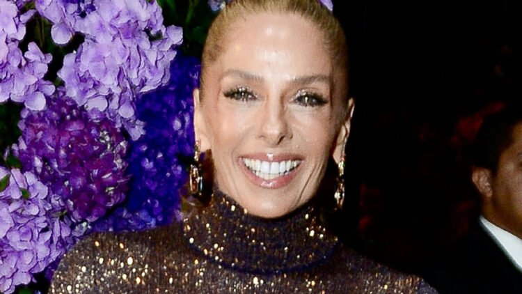 Adriane Galisteu celebra sucesso de série documental sobre sua vida