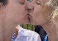 Alessandra Maestrini celebra romance com a diretora Denise Stoklos