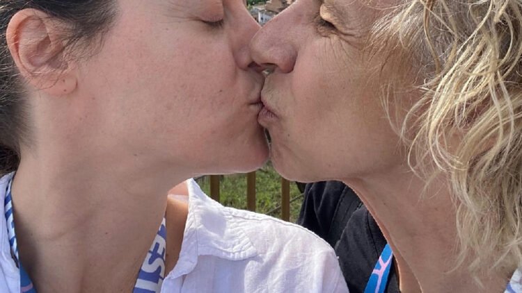 Alessandra Maestrini celebra romance com a diretora Denise Stoklos