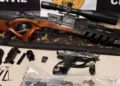 Homem é preso com pistola dentro de hospital durante investigação de homicídios em Santo Amaro 2 espingarda apreendida em posse de homem em hospital de santo amaro