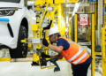fábrica da BYD em Camaçari na Bahia - colaborador montando carro