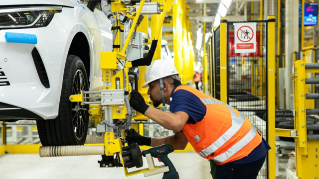 fábrica da BYD em Camaçari na Bahia - colaborador montando carro