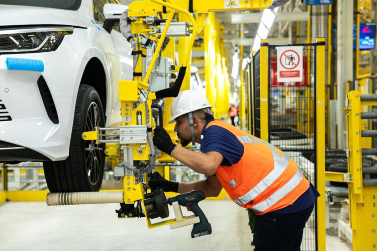 fábrica da BYD em Camaçari na Bahia - colaborador montando carro