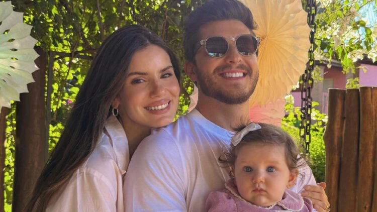 Camila Queiroz detalha como a maternidade mudou relação com Klebber Toledo