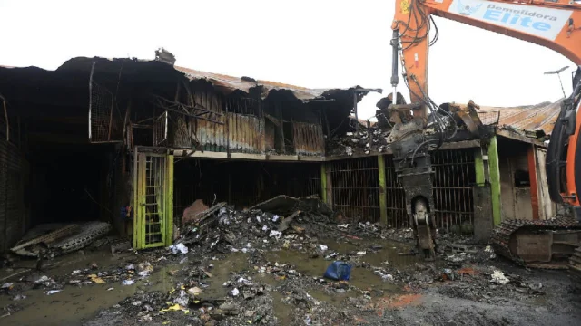 Ceagesp monta estrutura provisória para comerciantes após incêndio