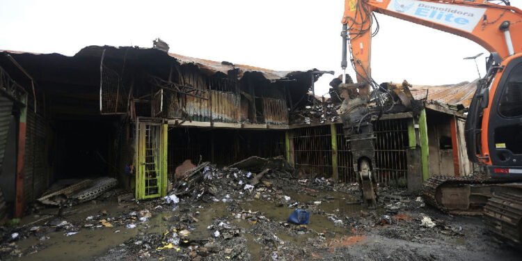 Ceagesp monta estrutura provisória para comerciantes após incêndio