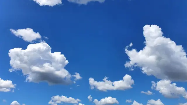 céu azul com nuvens