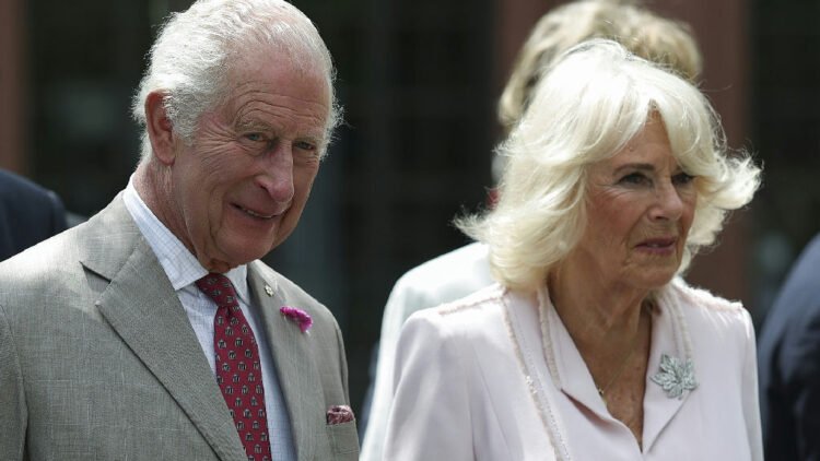 Charles III e Camilla enfrentam suposta crise após revelações sobre Diana