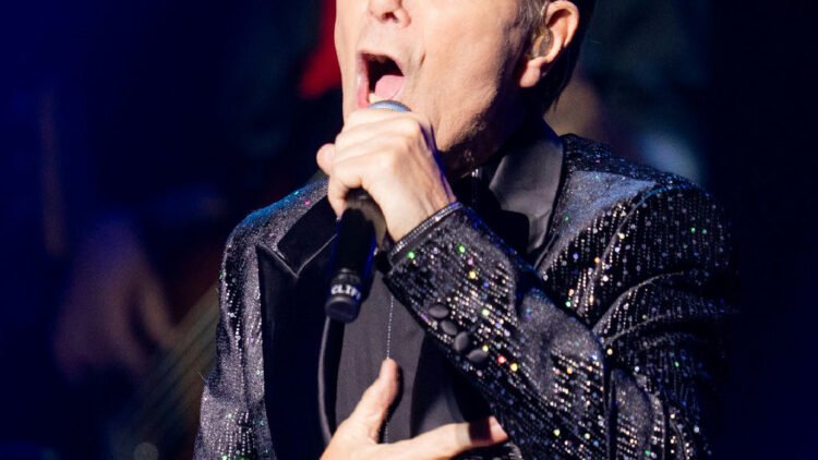 Cliff Richard celebra 86 anos após superar diagnóstico de câncer de próstata