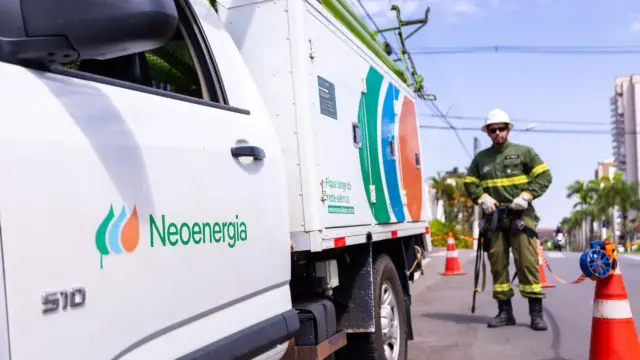colaborador da coelba ao lado de carro
