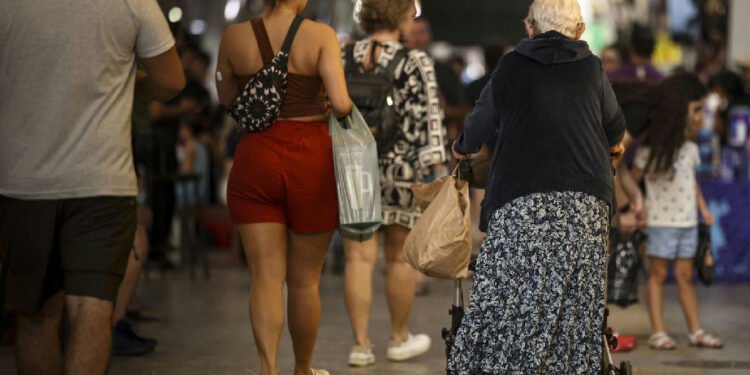 Cortes bilionários no orçamento ameaçam programas sociais, alertam especialistas