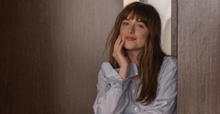 Dakota Johnson escolhe mansão arborizada para viver com privacidade