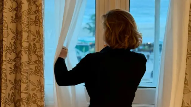 Debora Bloch transforma cômodo do apartamento em estúdio no Rio